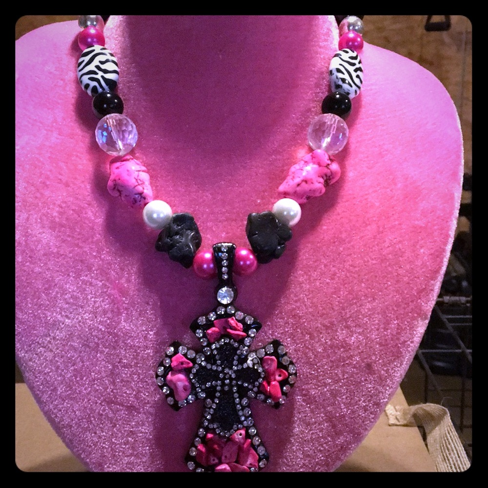 Chunky necklace with detachable cross pendant